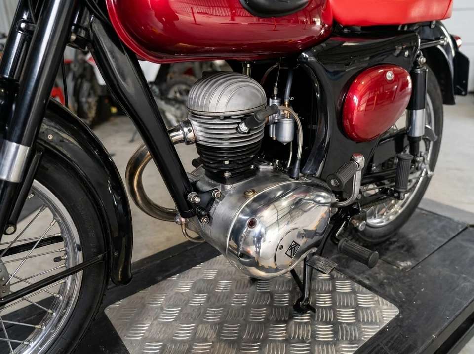 Garage intérieur, moto classique vintage sur plateau en aluminium strié