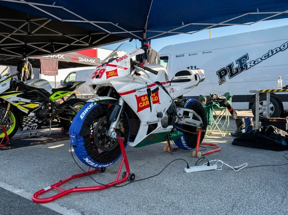 Paddock de circuit moto en extérieur, sous un auvent