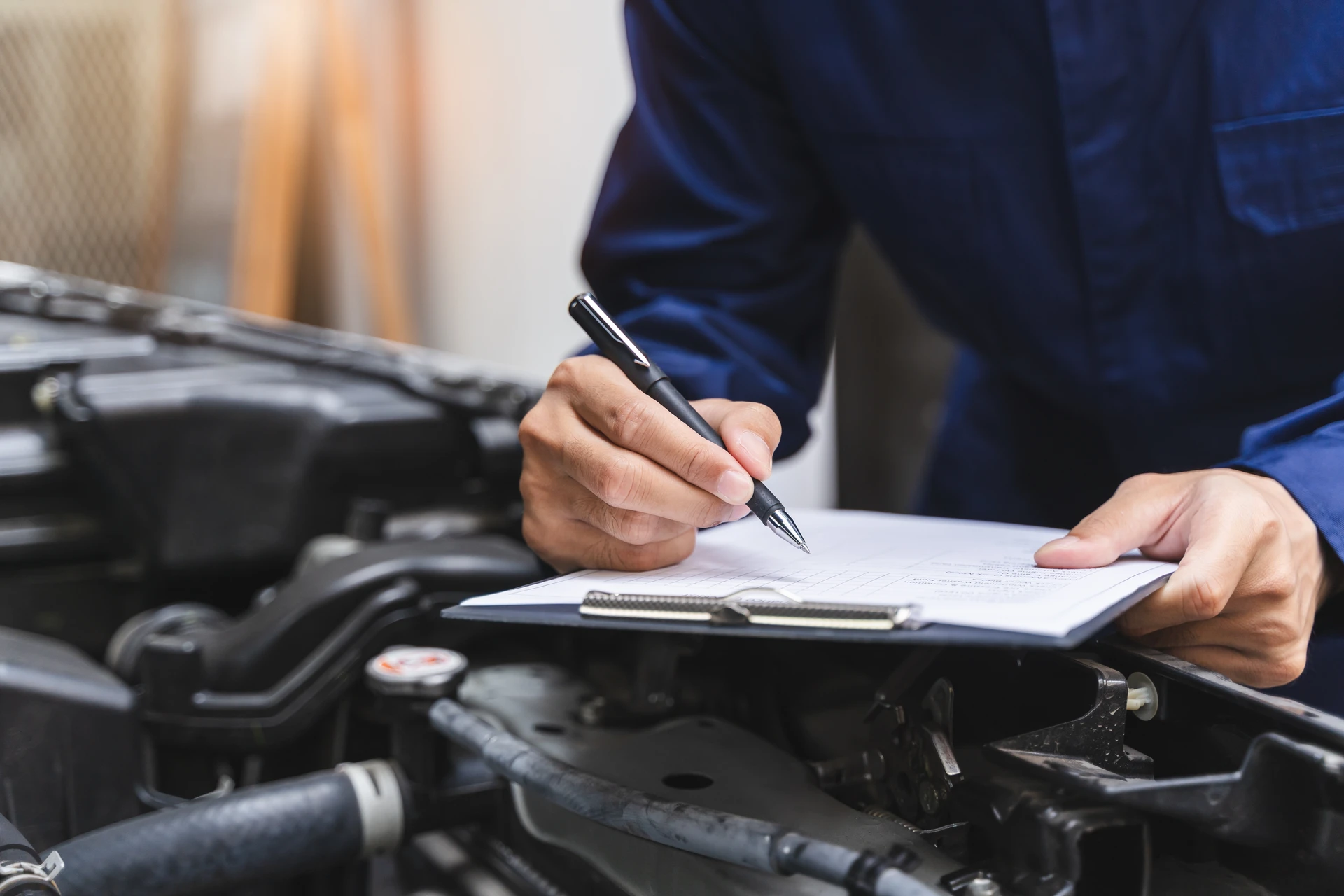 Photo réaliste grand angle d’un centre de contrôle technique automobile et moto moderne, avec une voiture légère positionnée sur une ligne de contrôle et une moto à proximité sur un pont adapté, un technicien en tenue professionnelle réalisant une inspection visuelle dans un atelier propre et lumineux, équipements de diagnostic visibles, ambiance sérieuse et professionnelle.
