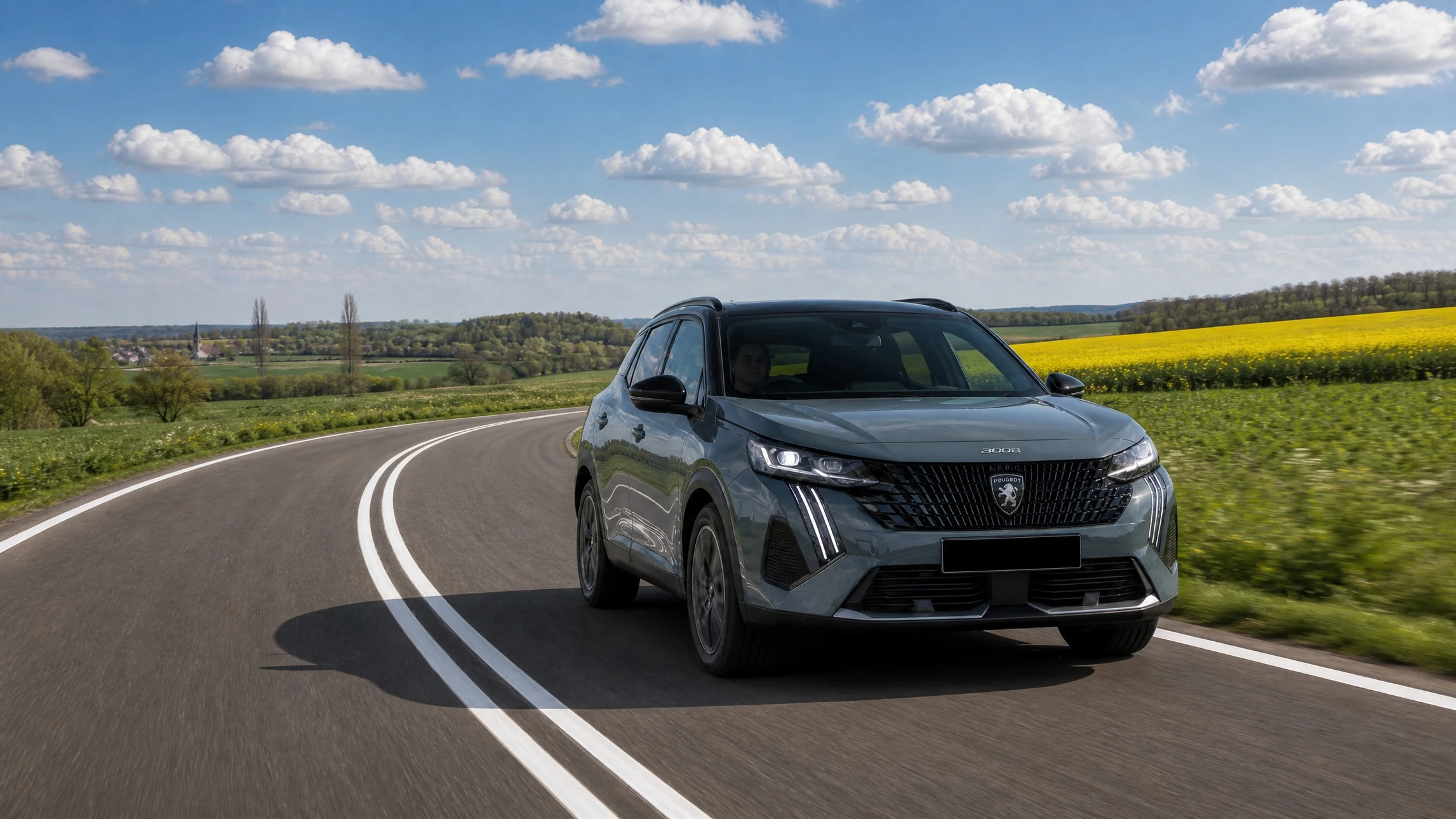 Extérieur jour, véhicule SUV Renault rouge garé sur pavés, arrière-plan forestier automnal avec feuillage doré et verdoyant